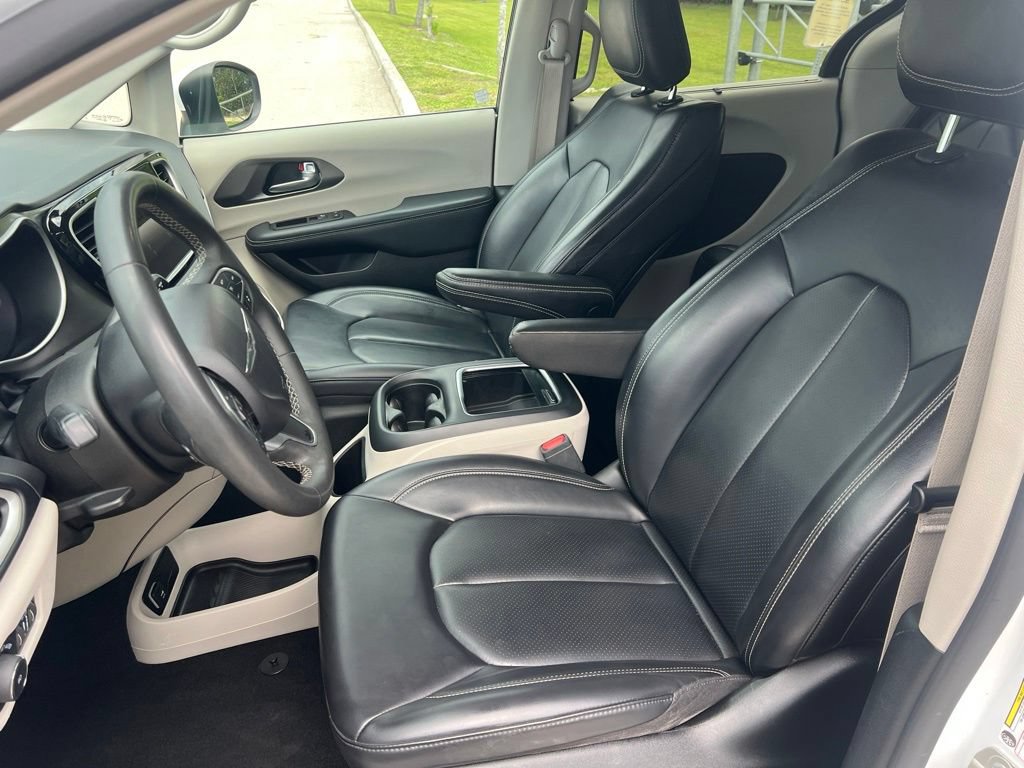 Used 2023 Chrysler Pacifica Touring-L FWD image 43