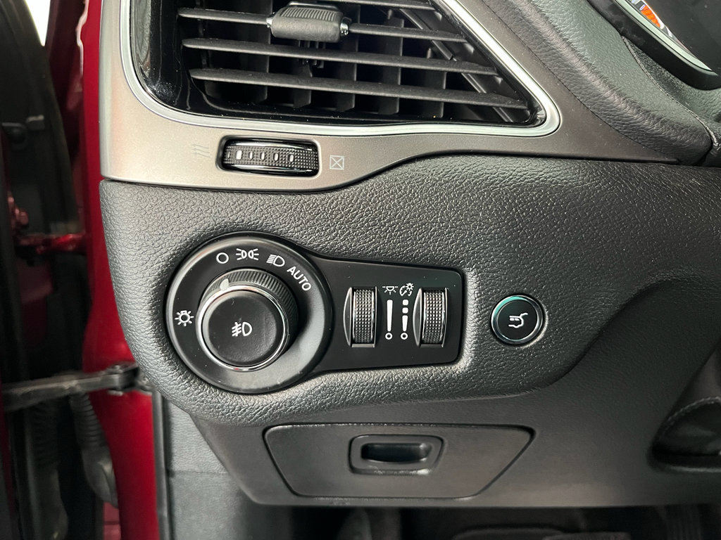 Used 2019 Jeep Cherokee Limited image 30