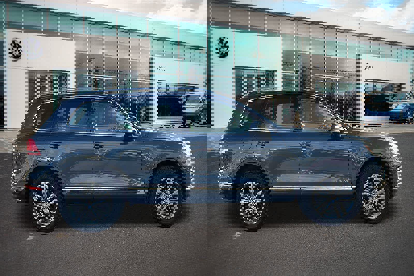 Used 2016 Volkswagen Touareg TDI image 4