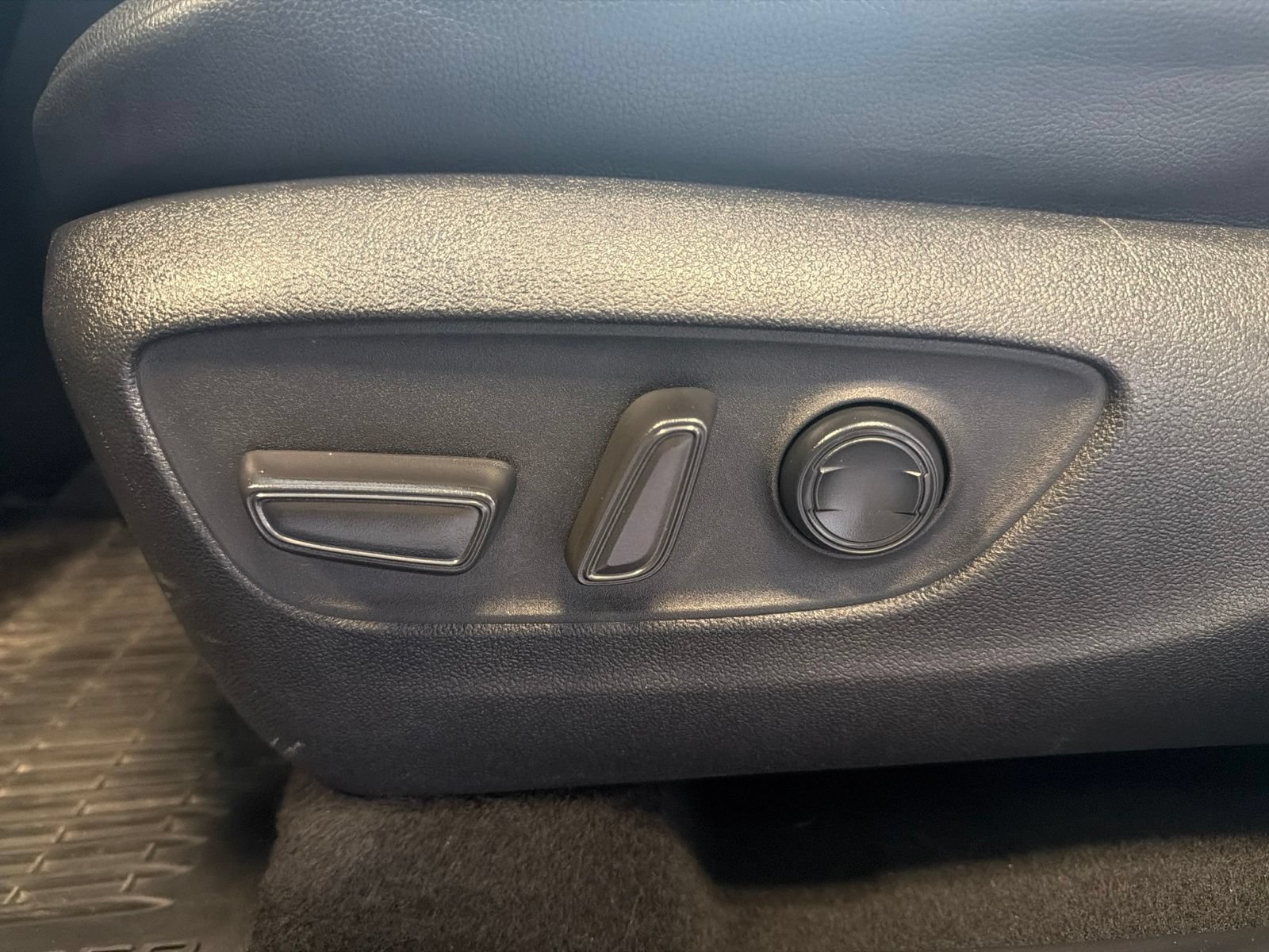 Used 2022 Toyota Highlander XLE AWD/4WD image 19