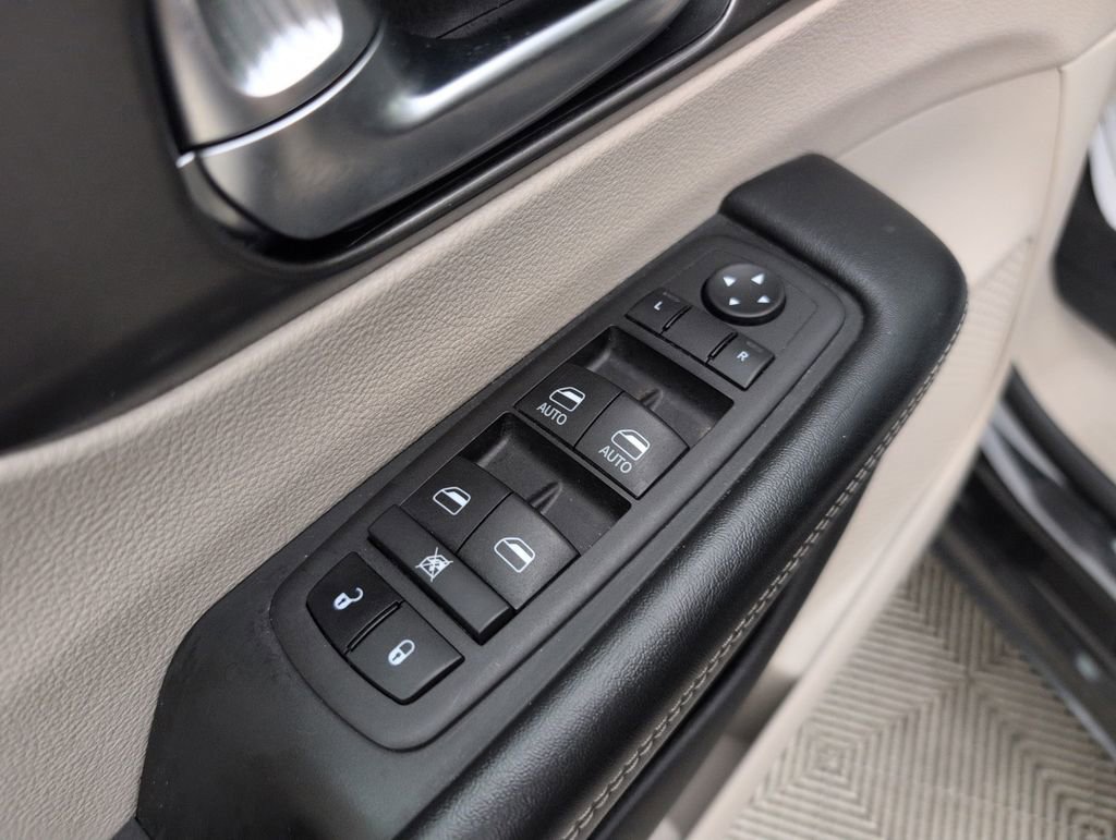 Used 2022 Chrysler Pacifica Touring-L FWD image 32