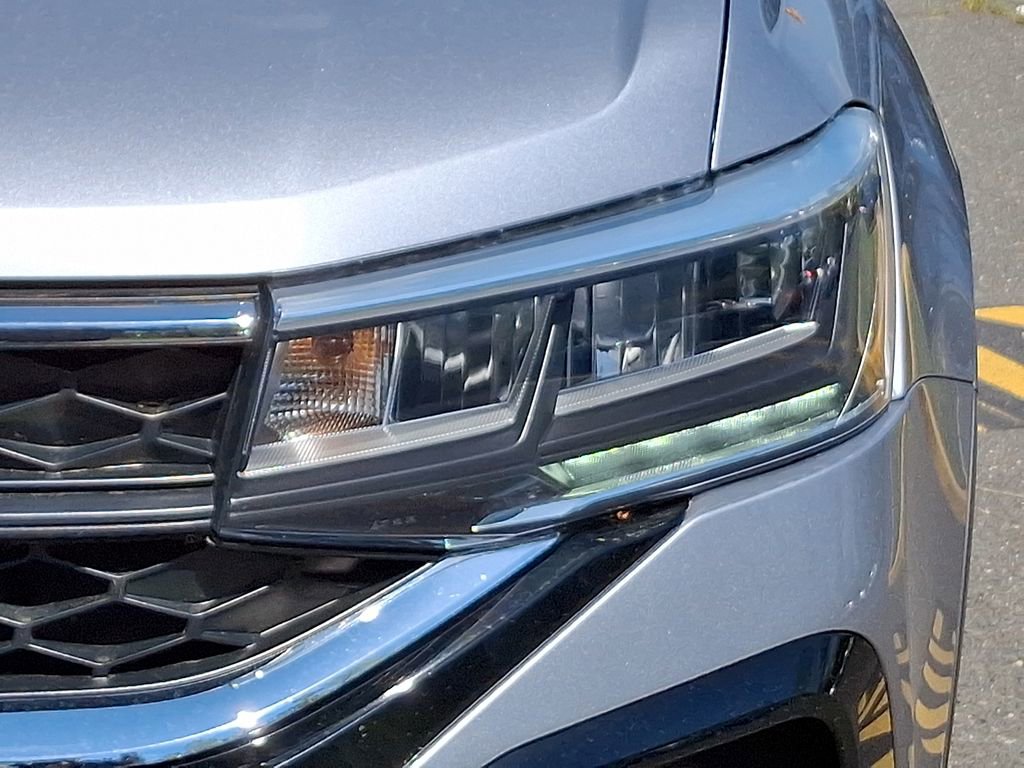 Certified 2023 Volkswagen Taos SE w/ Panoramic Sunroof Package AWD/4WD image 9