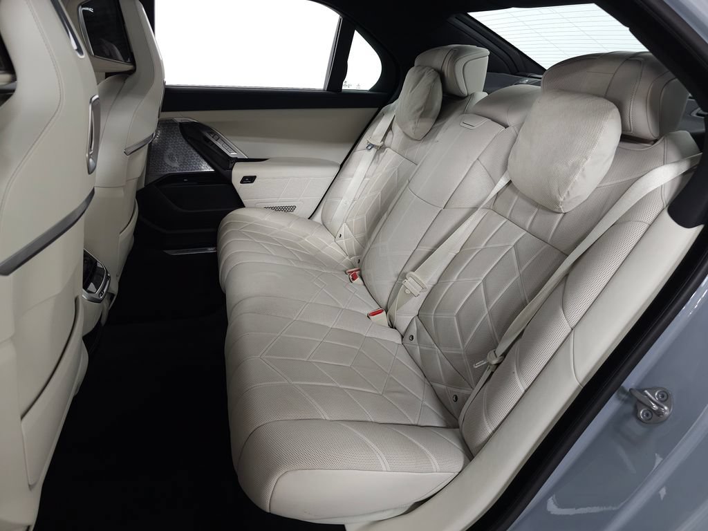 Used 2023 BMW 760i xDrive w/ Luxury Rear Seating Package AWD/4WD image 45