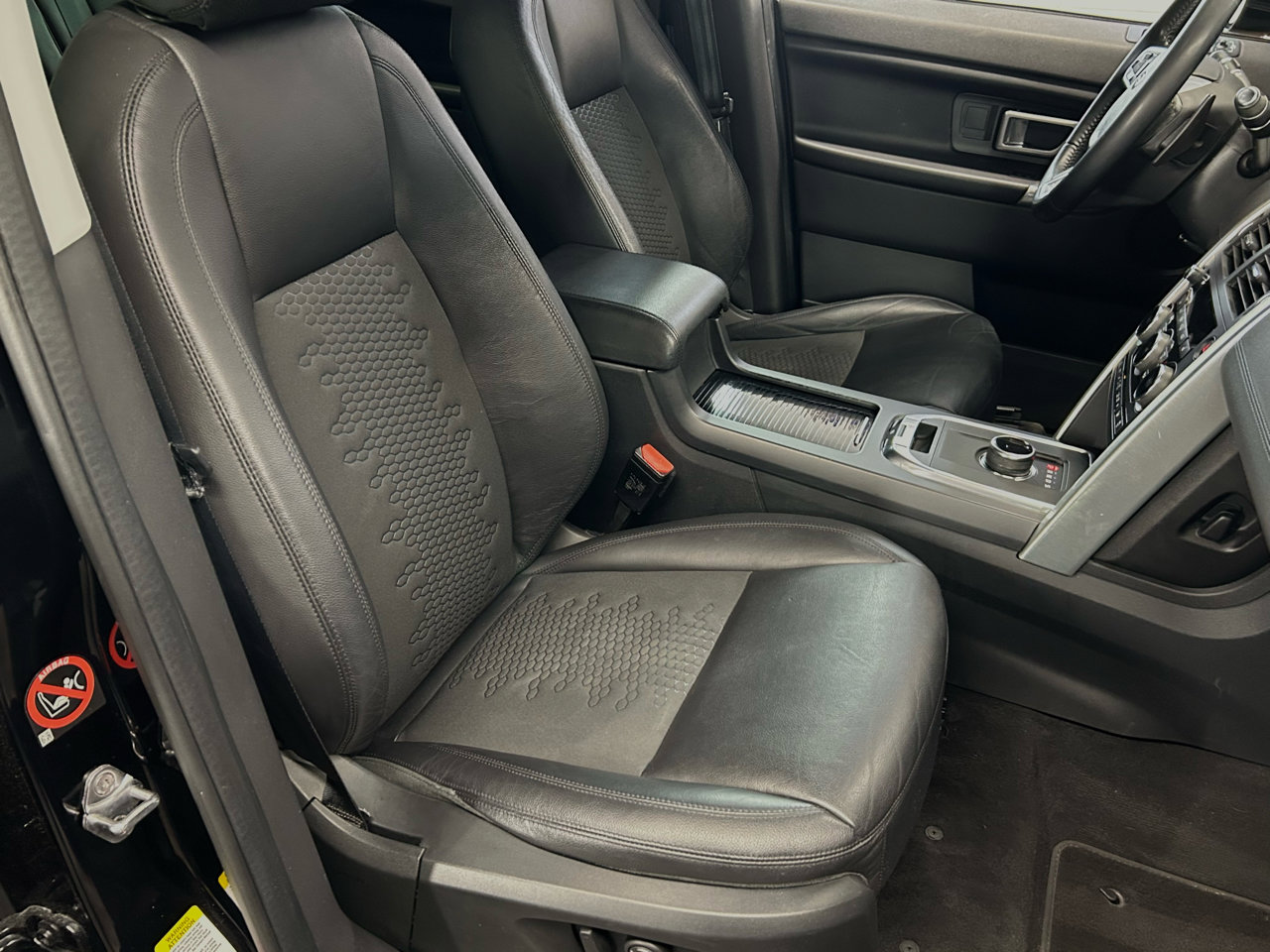 Used 2018 Land Rover Discovery Sport SE image 17