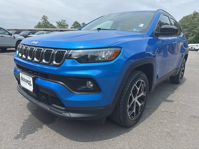 Used 2024 Jeep Compass Latitude AWD/4WD image 1
