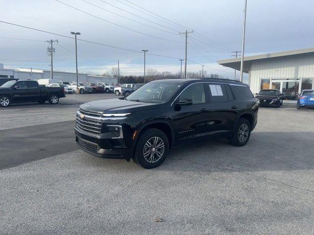 Used 2025 Chevrolet Traverse LT image 2