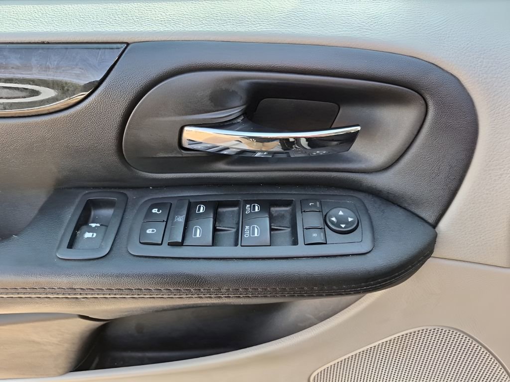 Used 2018 Dodge Grand Caravan SE w/ UConnect Hands-Free Group image 25