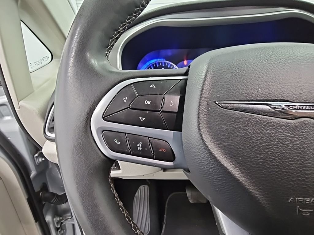 Used 2023 Chrysler Pacifica Touring-L image 23