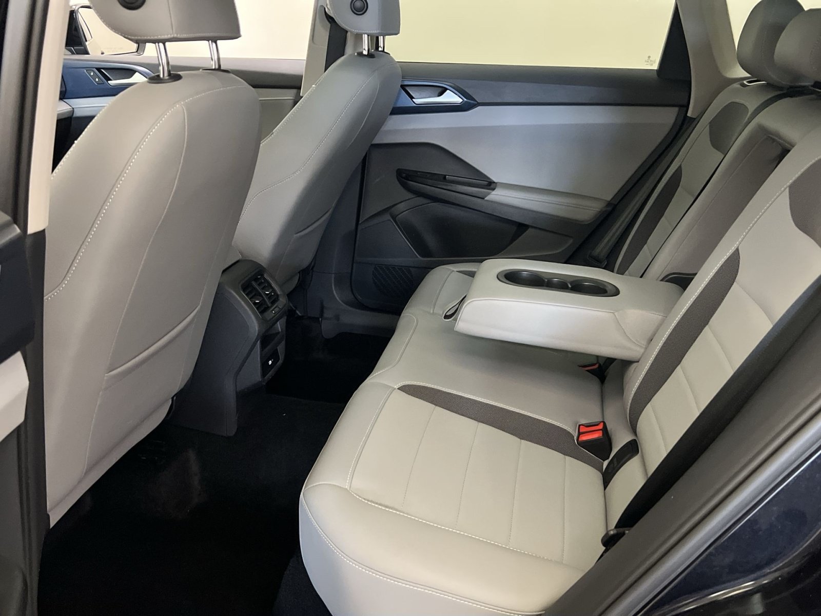 Used 2024 Volkswagen Taos SE w/ Panoramic Sunroof Package FWD image 24