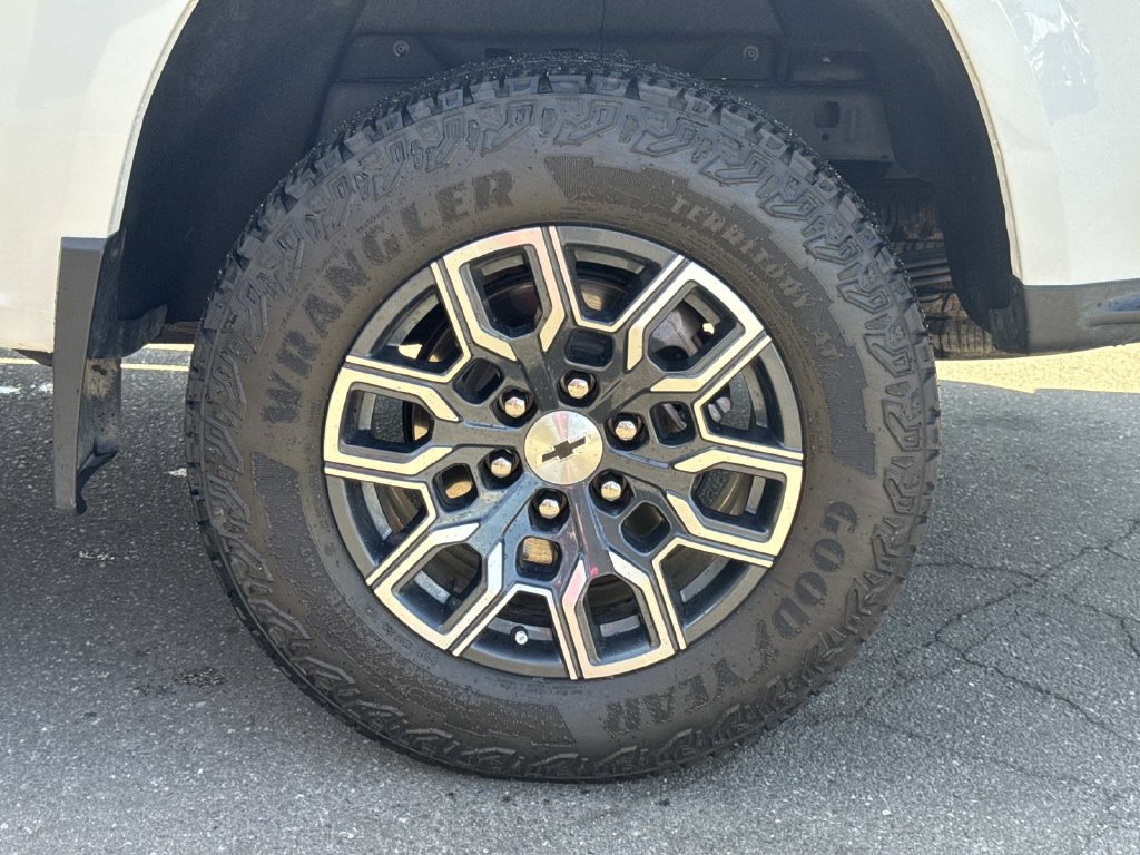 Used 2025 Chevrolet Colorado Z71 AWD/4WD image 30