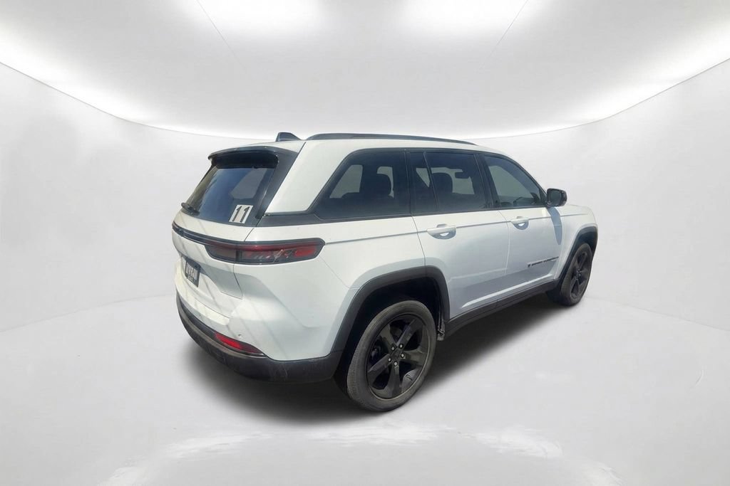 Used 2025 Jeep Grand Cherokee Altitude RWD image 6
