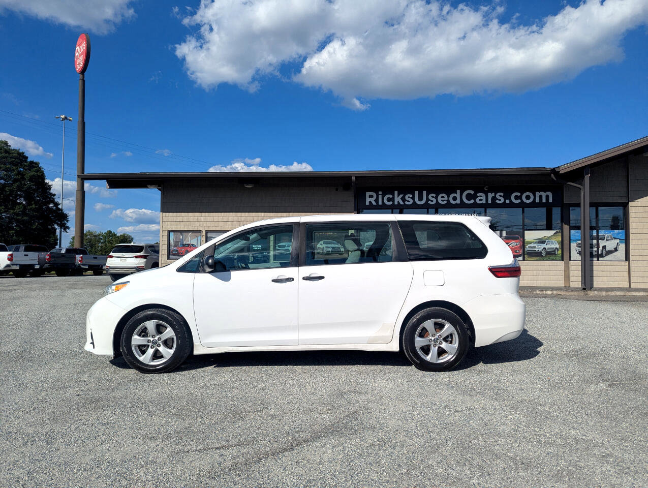 Used 2018 Toyota Sienna L image 11