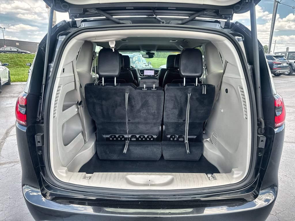 Used 2022 Chrysler Pacifica Touring-L FWD image 19