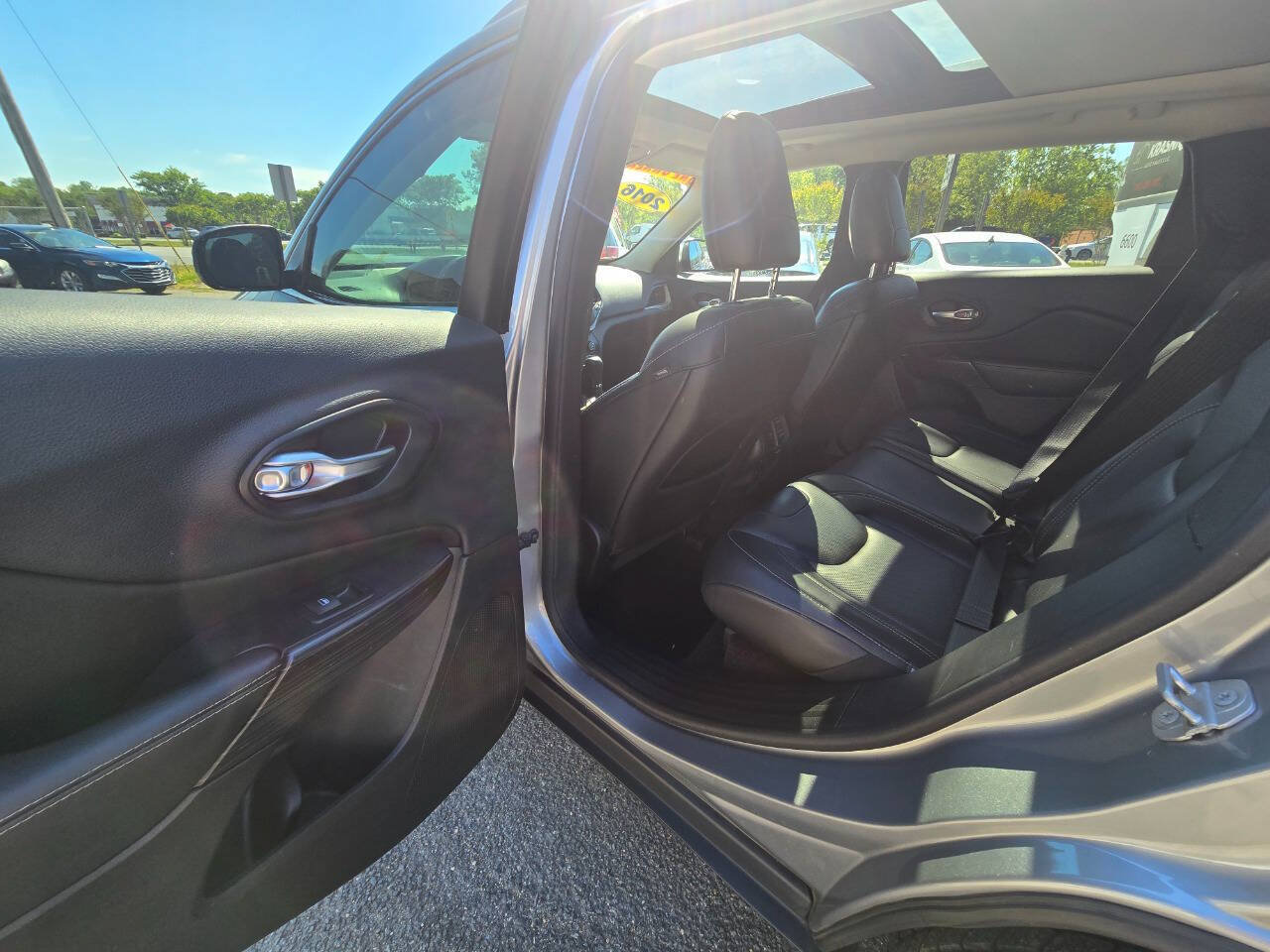 Used 2016 Jeep Cherokee Limited w/ Luxury Group AWD/4WD image 25