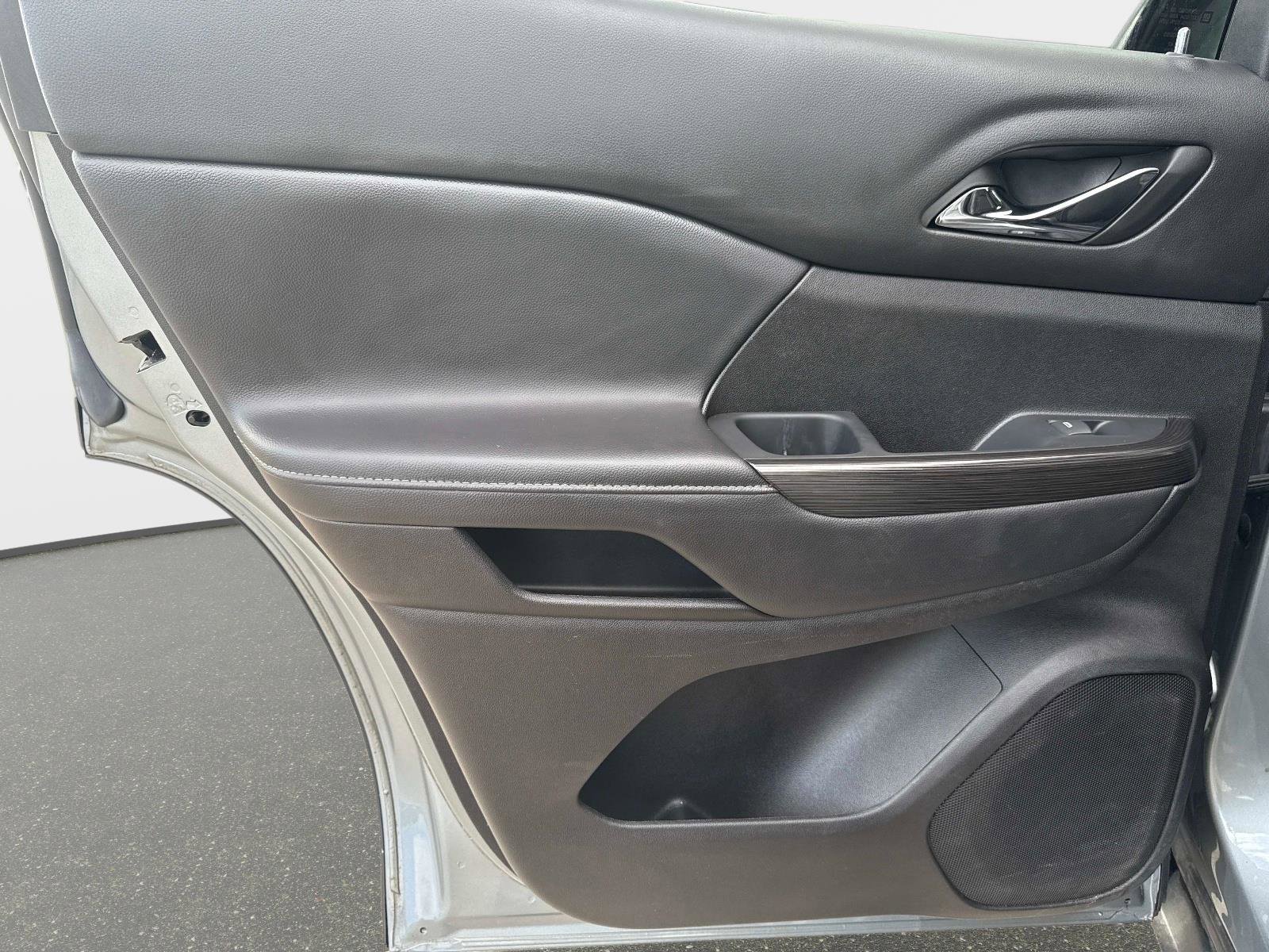 Used 2023 GMC Acadia SLT w/ Elevation Edition image 11