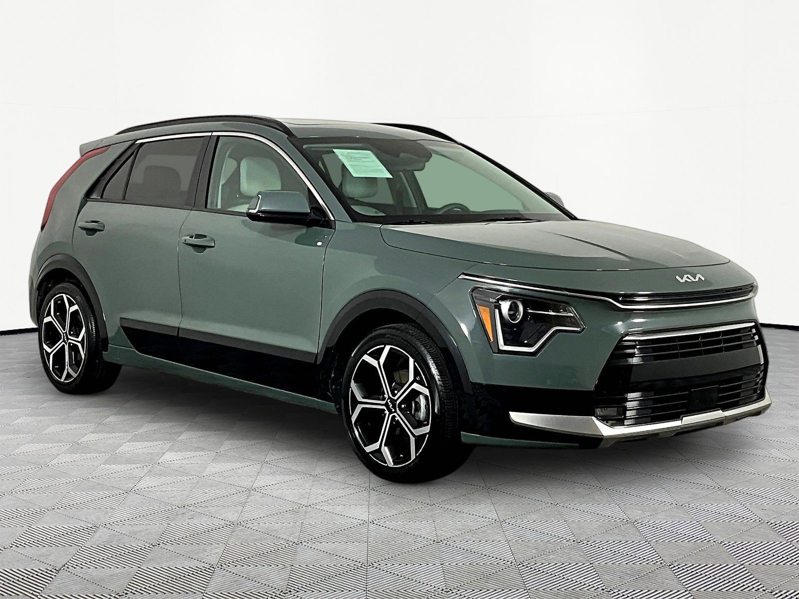 Certified 2023 Kia Niro EX Touring FWD image 3