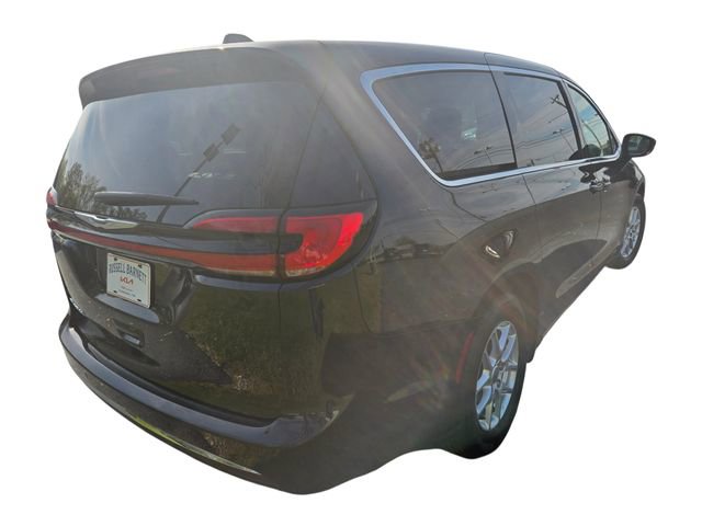 Used 2023 Chrysler Pacifica Touring-L image 13
