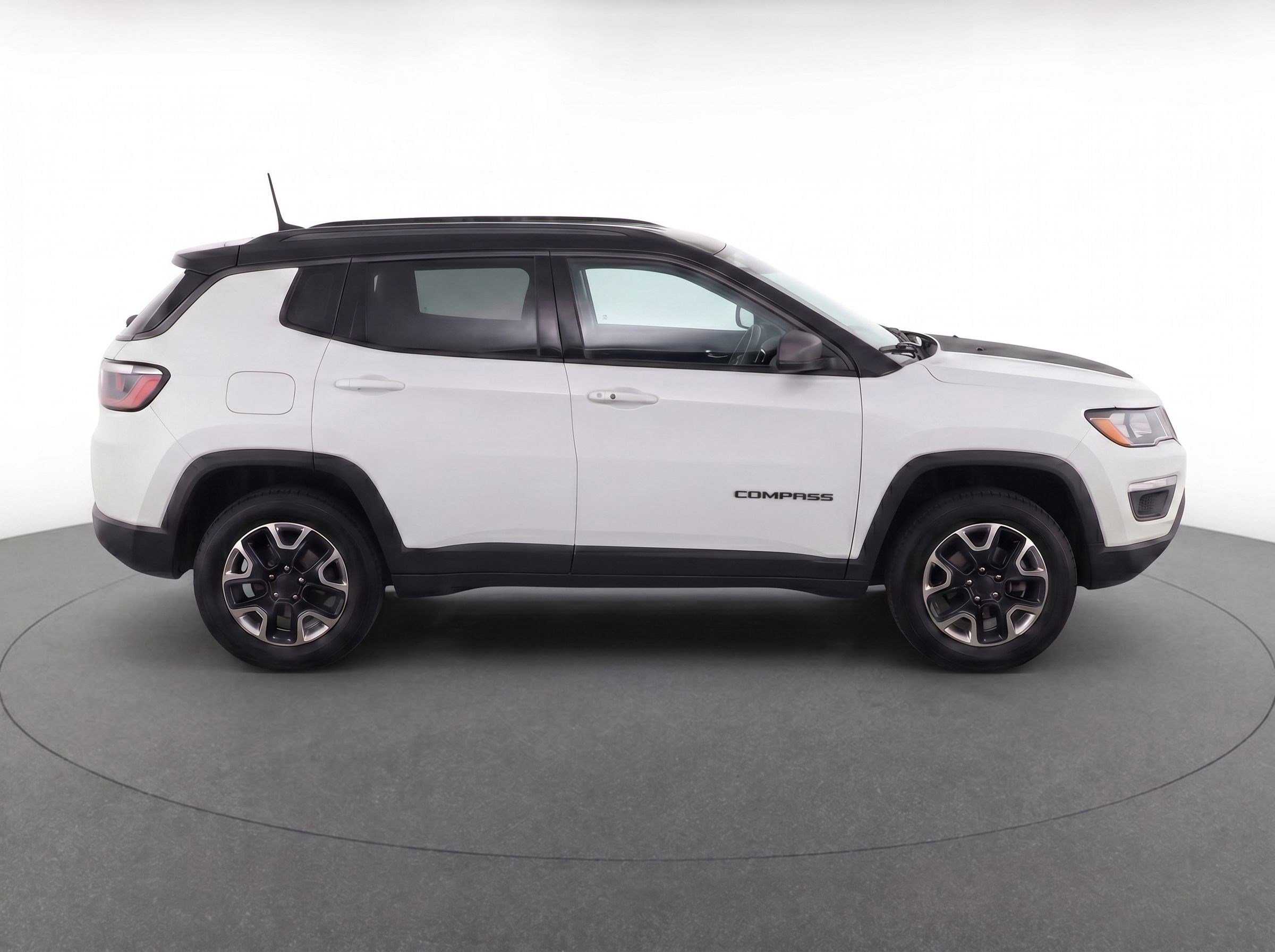 Used 2018 Jeep Compass Trailhawk w/ Leather Interior Group AWD/4WD image 8
