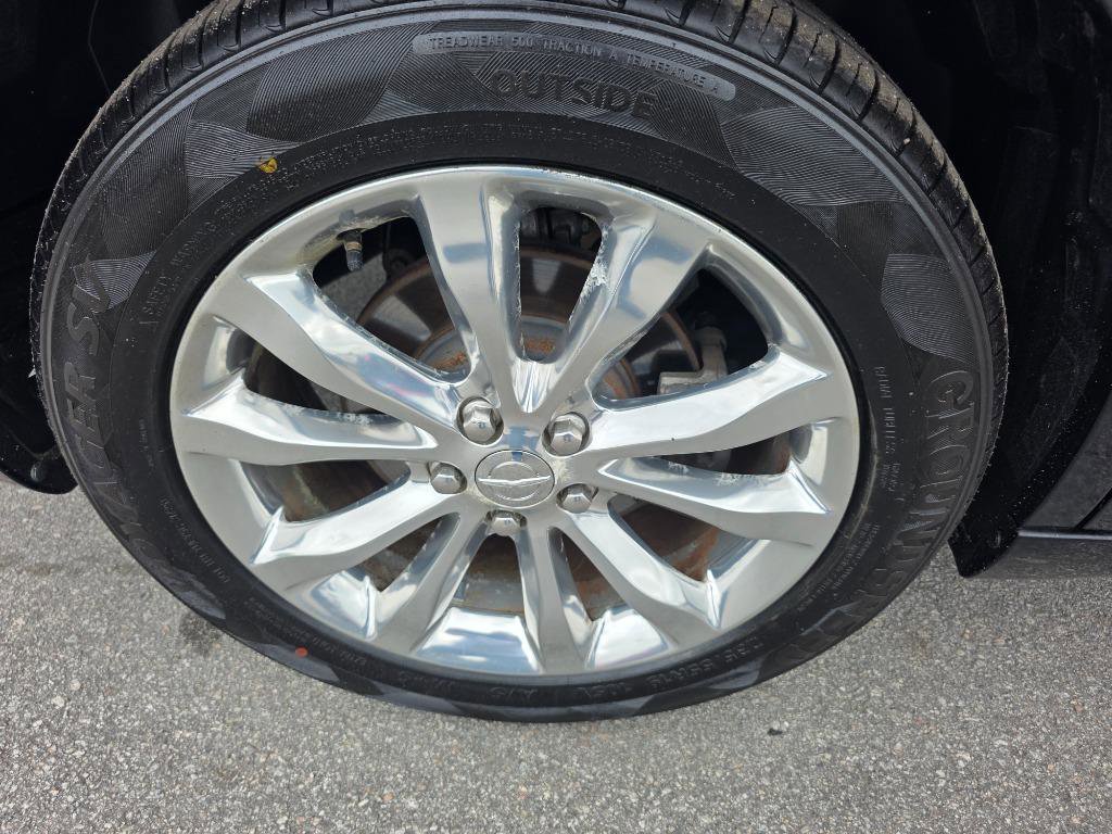 Used 2017 Chrysler 300 C w/ Light Group image 21