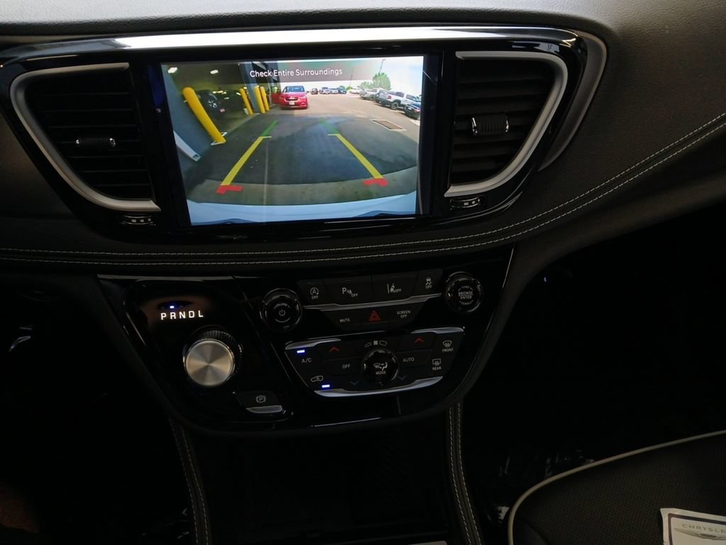 New 2027 Chrysler Pacifica Limited FWD image 9
