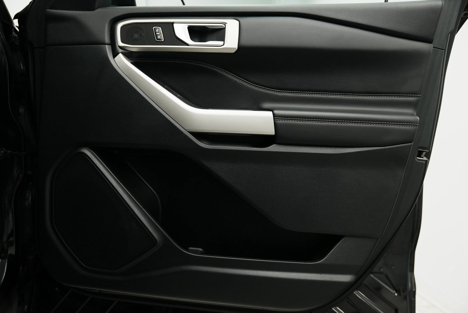 Used 2023 Ford Explorer XLT w/ Equipment Group 202A image 41