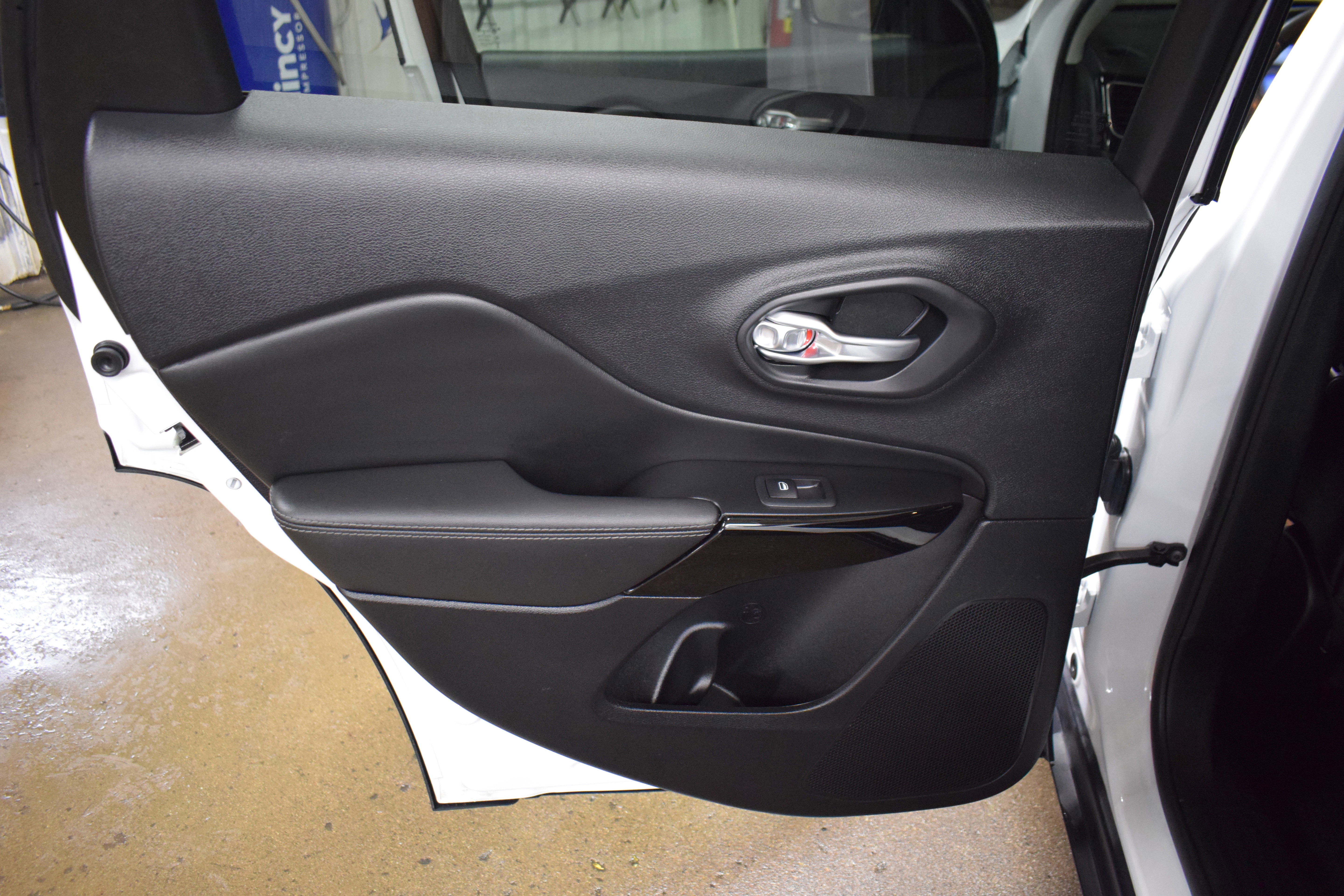 Used 2023 Jeep Cherokee Altitude Lux image 12