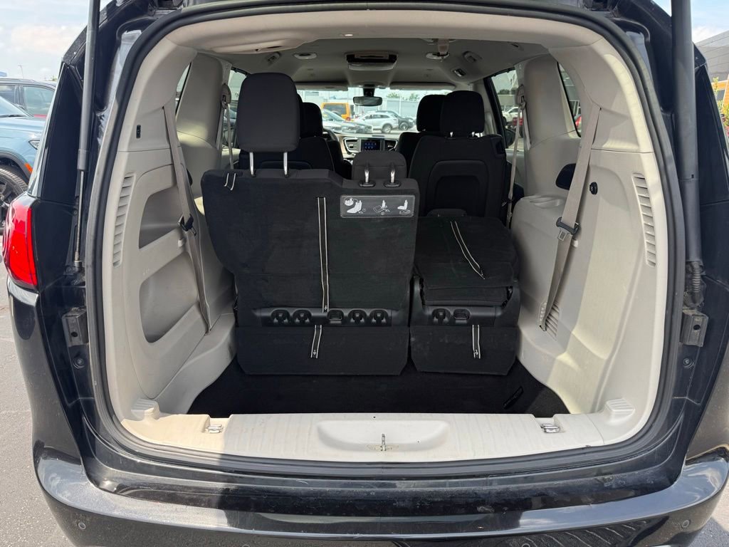 Used 2018 Chrysler Pacifica Touring Plus w/ Tire & Wheel Group FWD image 32