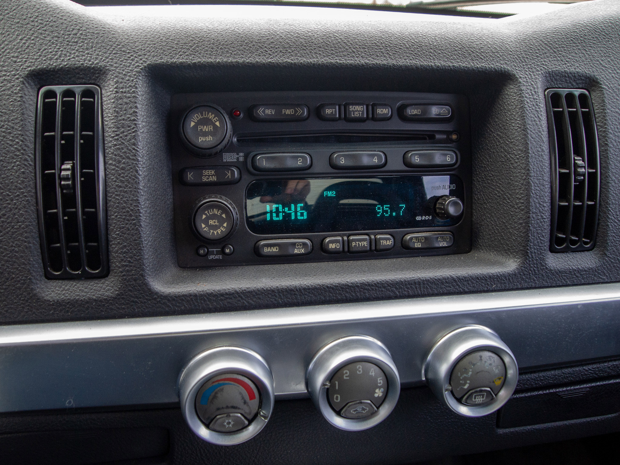 Used 2004 Chevrolet SSR w/ Preferred Equipment Group image 16