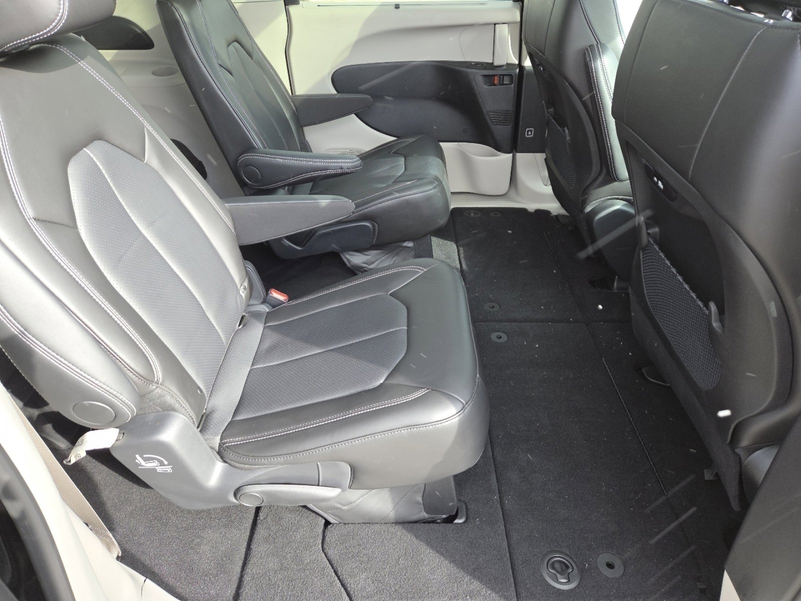 Used 2024 Chrysler Pacifica Touring-L image 21