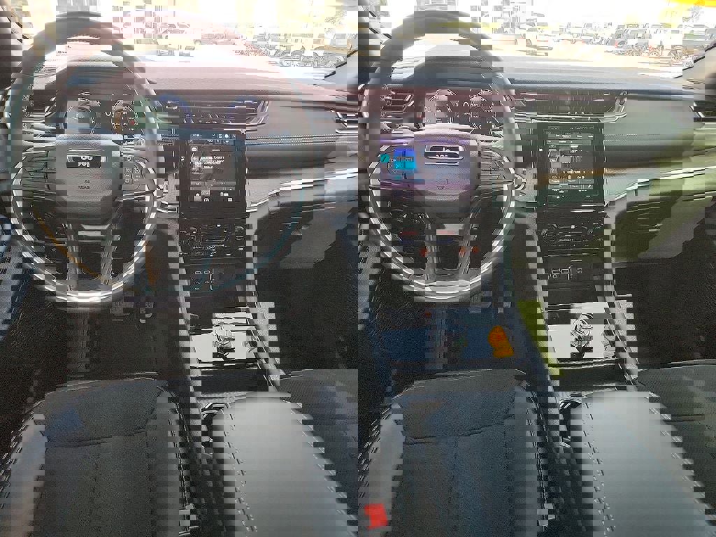 Used 2025 Jeep Grand Cherokee Altitude AWD/4WD image 15