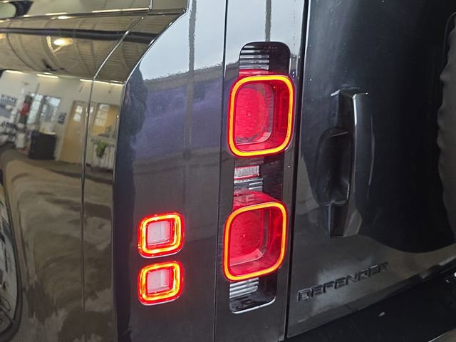 Used 2025 Land Rover Defender 110 X-Dynamic SE image 33