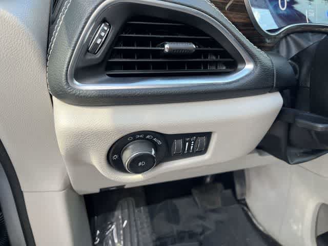 Used 2021 Chrysler Pacifica Limited FWD image 36