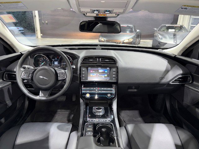 Used 2017 Jaguar XE Premium image 9