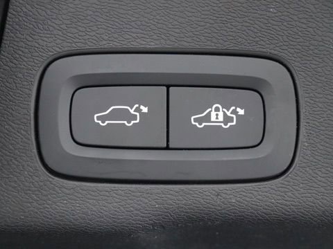 Used 2018 Volvo XC60 T6 Momentum w/ Vision Package image 32