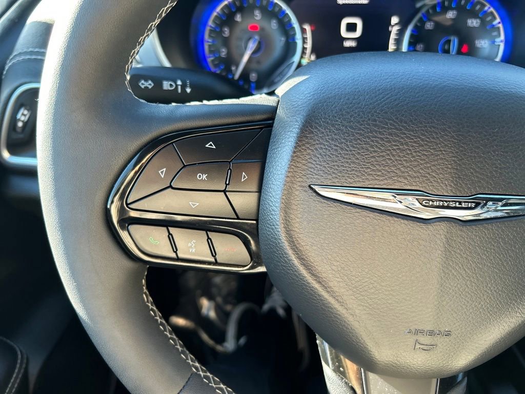 Used 2025 Chrysler Pacifica Limited image 23