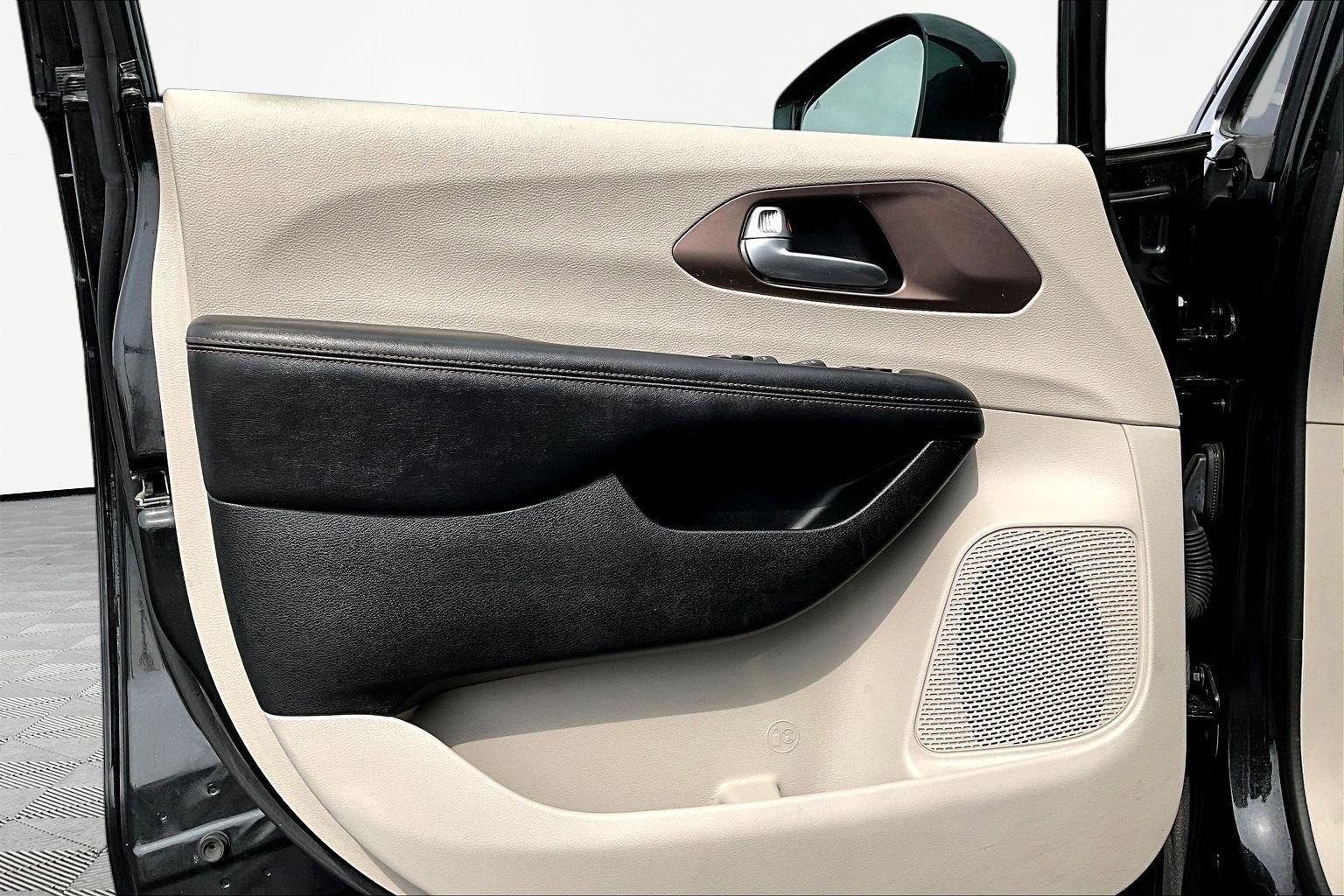 Used 2018 Chrysler Pacifica Touring-L image 21