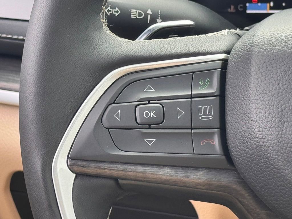 Used 2023 Jeep Grand Cherokee Limited w/ Luxury Tech Group II image 23