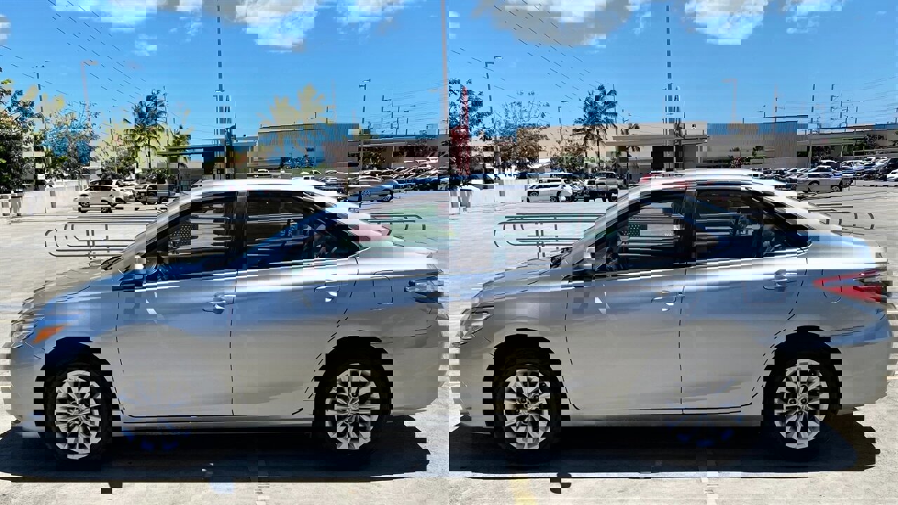 Used 2017 Toyota Camry LE image 3