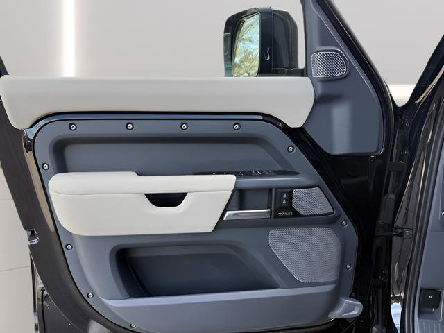 Certified 2023 Land Rover Defender 130 X-Dynamic SE image 15