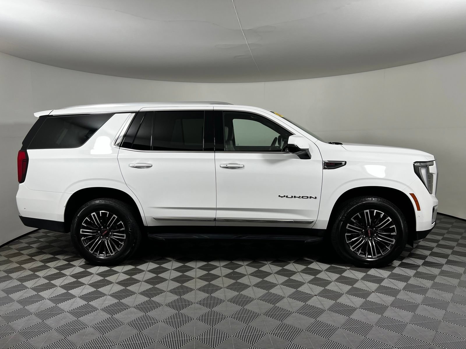 Used 2025 GMC Yukon Elevation AWD/4WD image 4