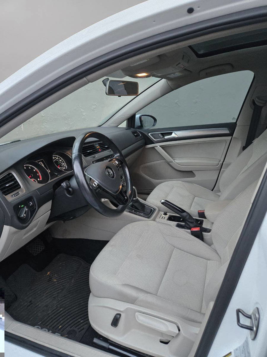 Used 2016 Volkswagen Golf S image 11