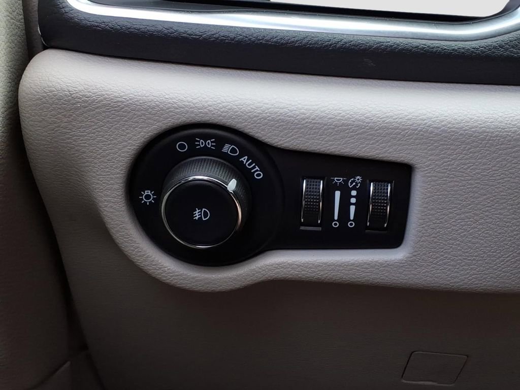 Used 2023 Chrysler Pacifica Limited FWD image 22