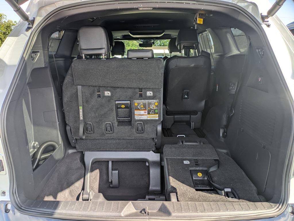 Used 2025 Toyota Sienna Platinum FWD image 22