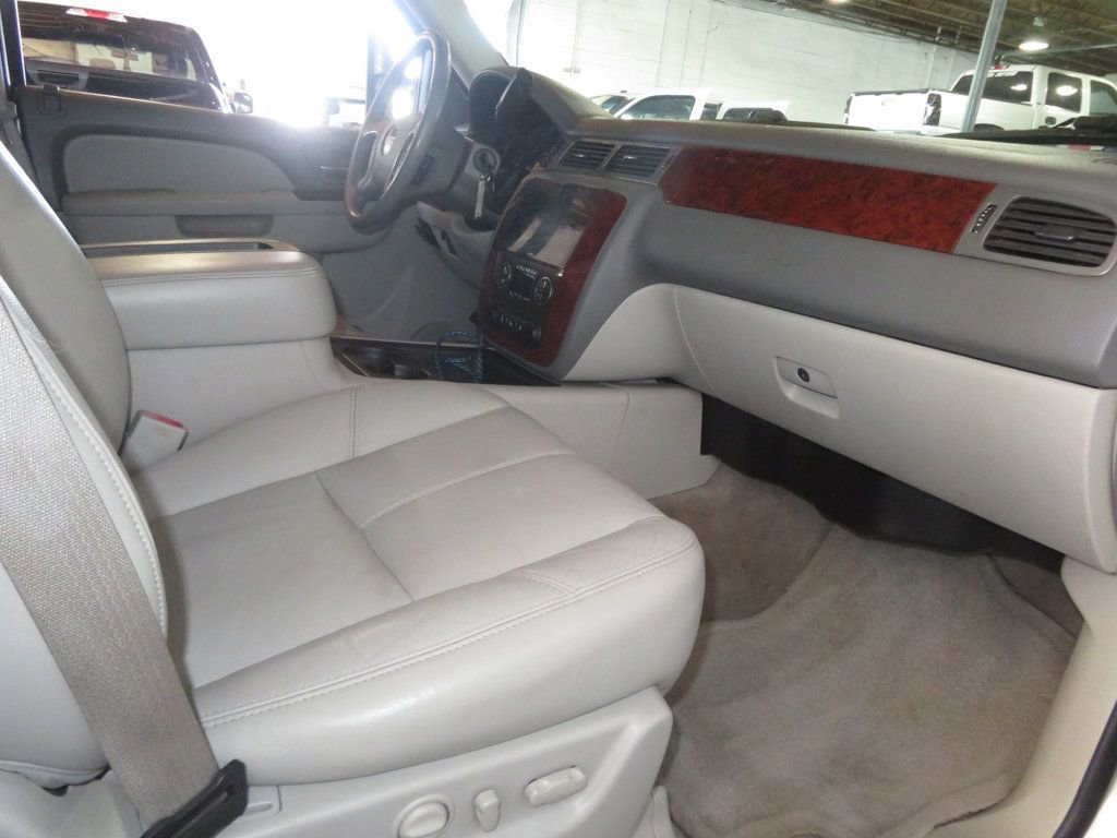 Used 2010 GMC Yukon XL SLT w/ SLT-2 Equipment Package AWD/4WD image 41