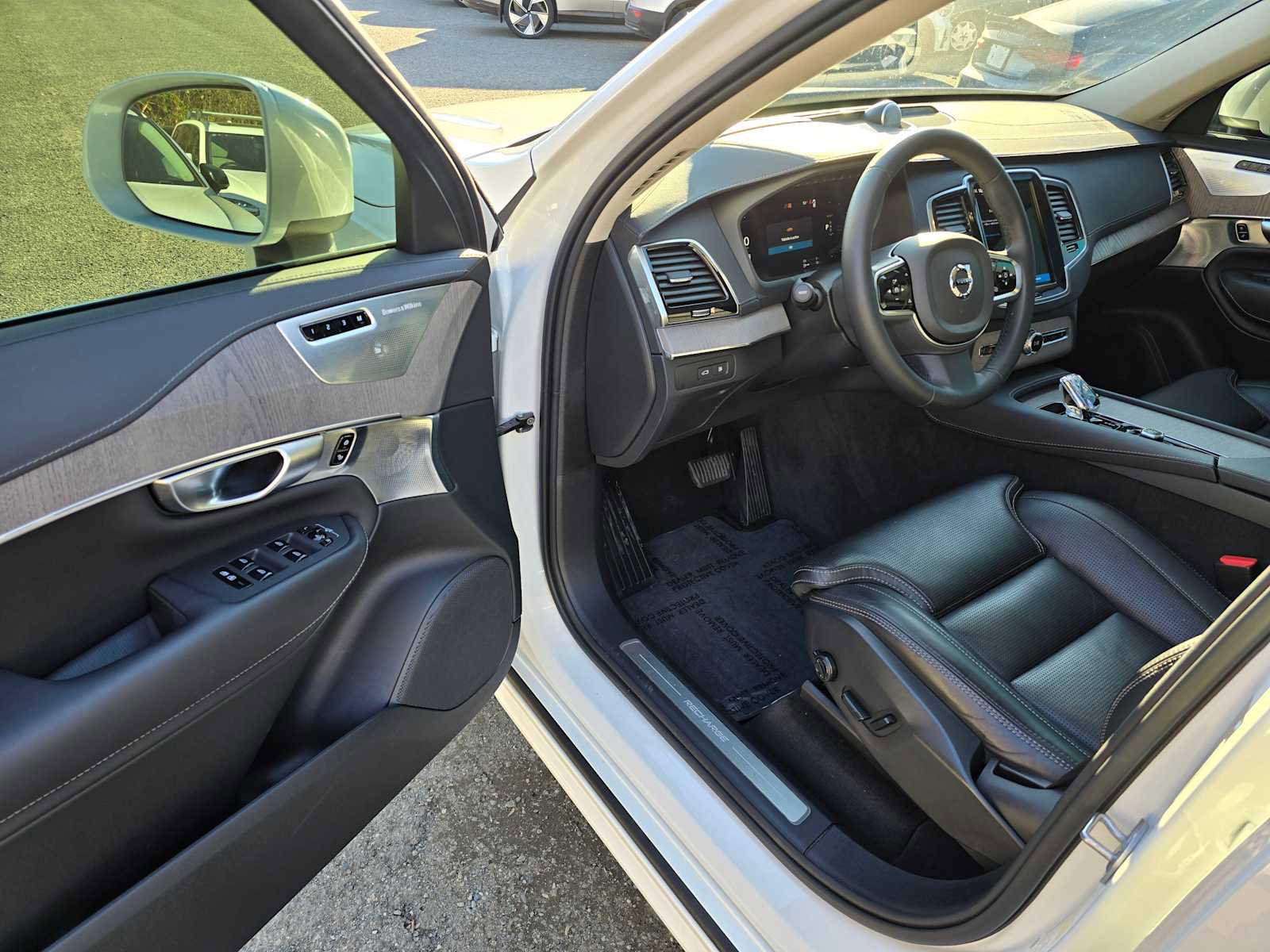 Certified 2024 Volvo XC90 T8 Ultimate w/ Lounge Package image 21