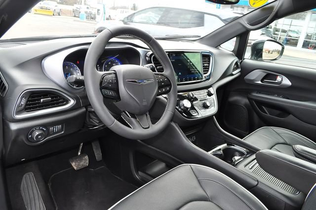 Used 2025 Chrysler Pacifica Limited image 9