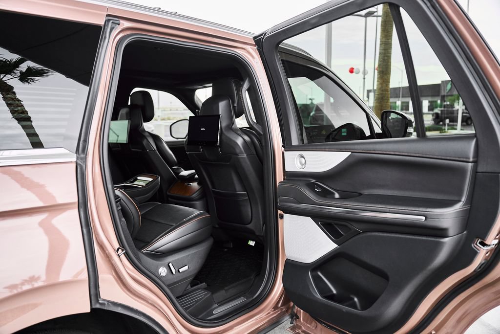 Used 2025 Lincoln Navigator Black Label AWD/4WD image 9