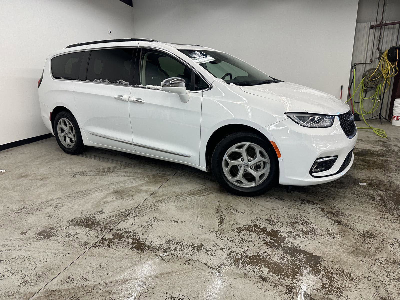 Used 2022 Chrysler Pacifica Limited image 1