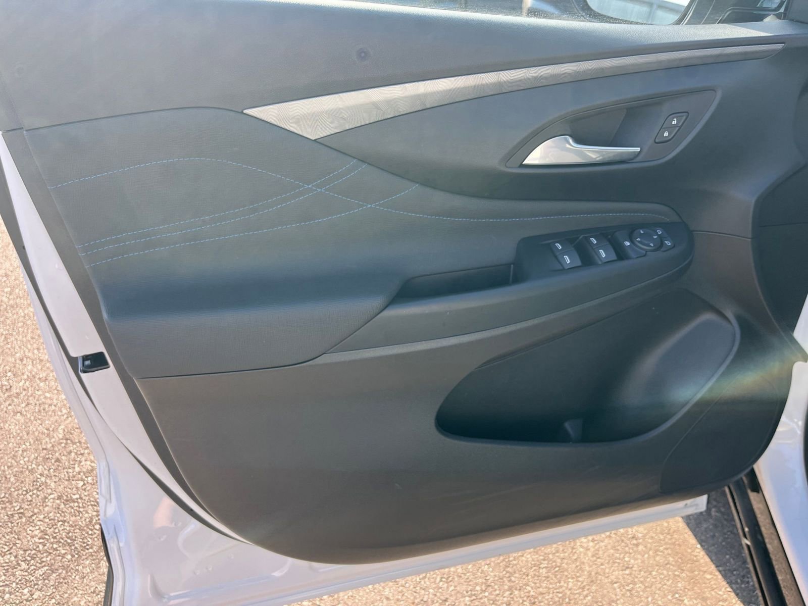 Used 2025 Buick Envista Sport Touring image 18