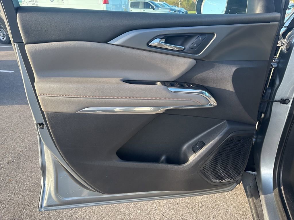 Used 2025 Chevrolet Traverse LT image 16